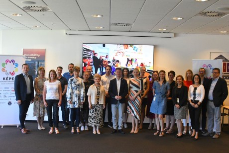 KÉPES program 2024 - felújítják a Tóvárosi udvarát, okostanterem a Kodályban